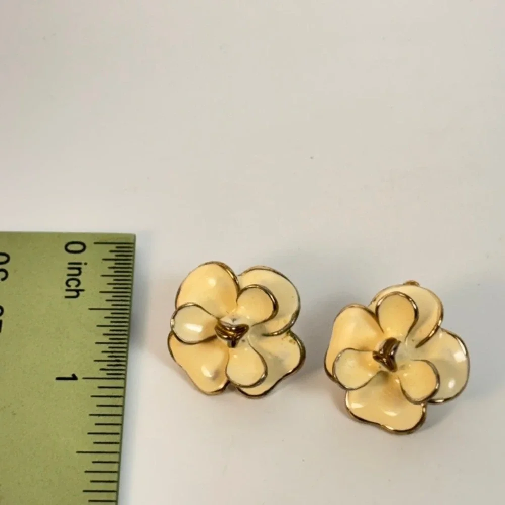 Vintage Flower Stud Earrings Cream Enamel Gold Tone Boho Cottagecore Y2K
